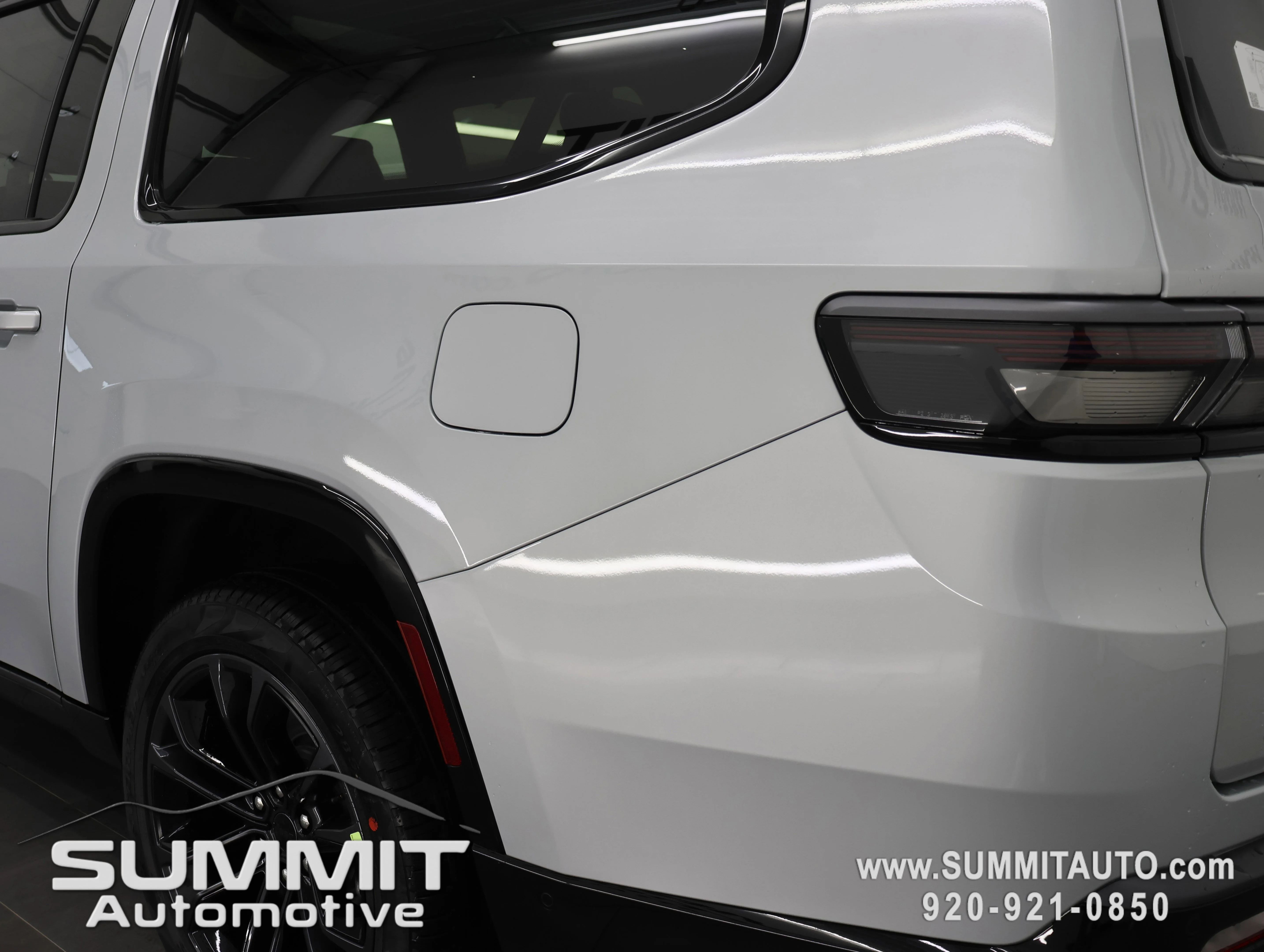 New 2026 Silver-Zynith Exterior Paint Jeep Summit Obsidian image 37