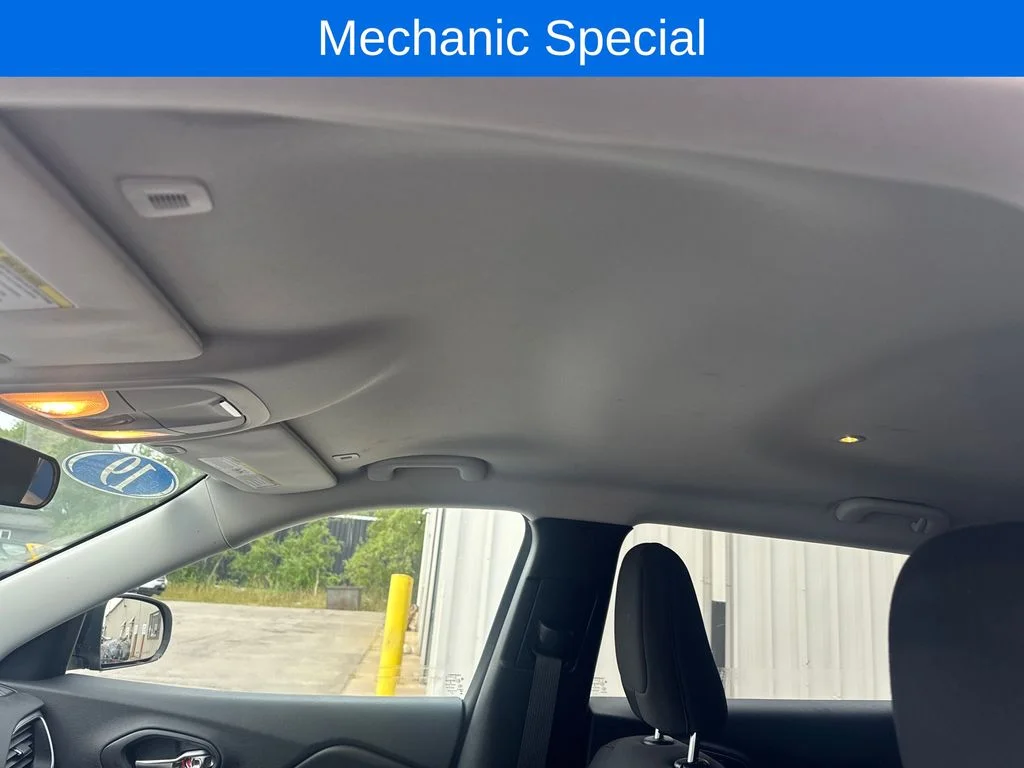 Used 2019 Green Jeep Latitude image 12