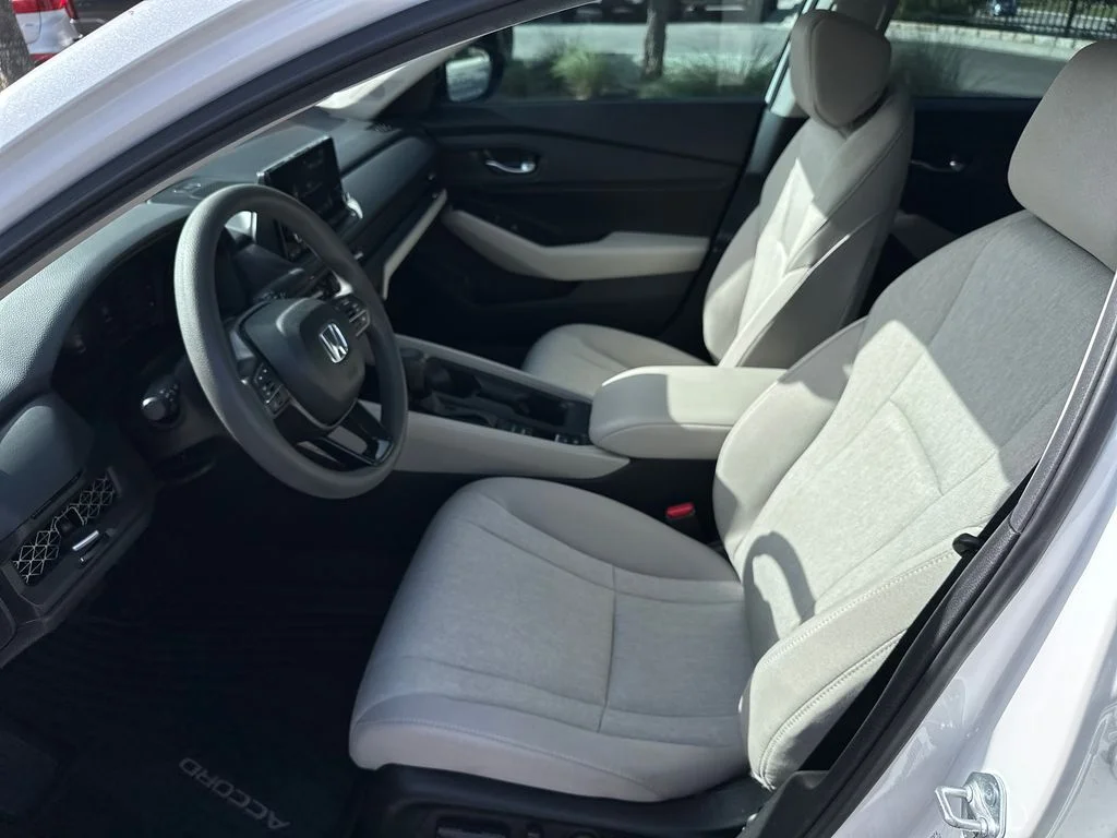 Used 2025 White Honda SE image 19