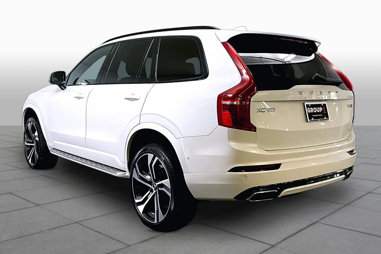 Used 2021 Crystal White Metallic Volvo R-Design image 12