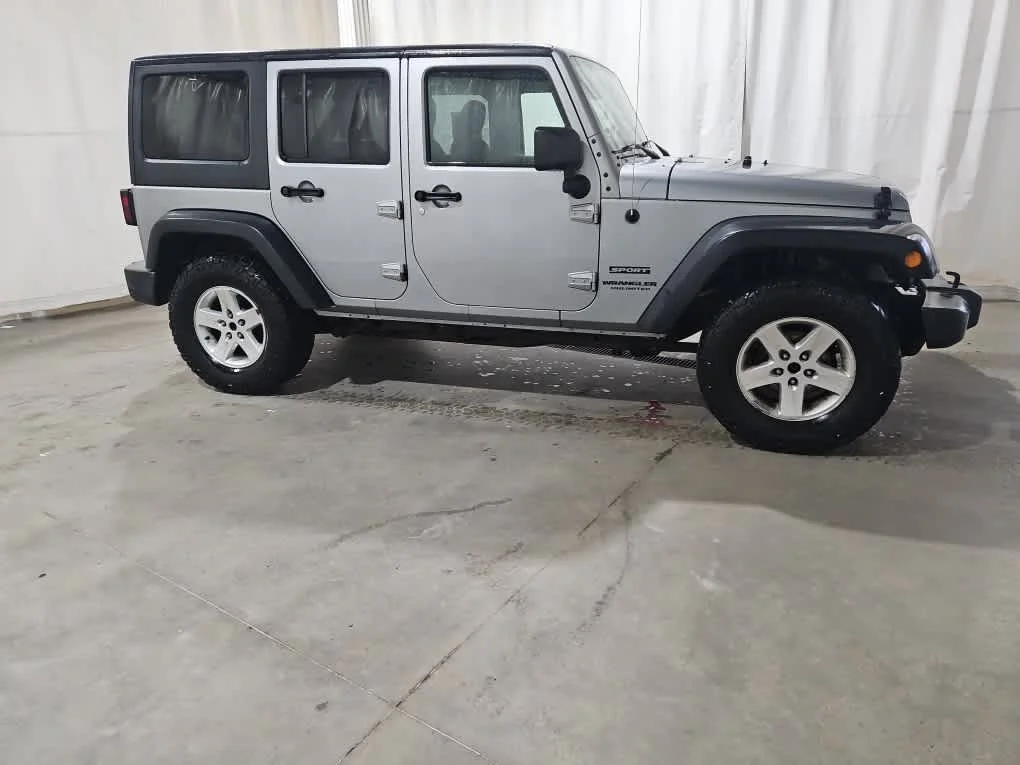 Used 2017 Billet Silver Metallic Clearcoat Jeep Sport image 7