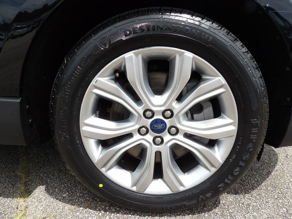Used 2022 Black Metallic Ford Titanium image 10