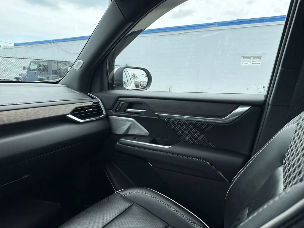 Used 2025 White Frost Tricoat GMC Denali image 11