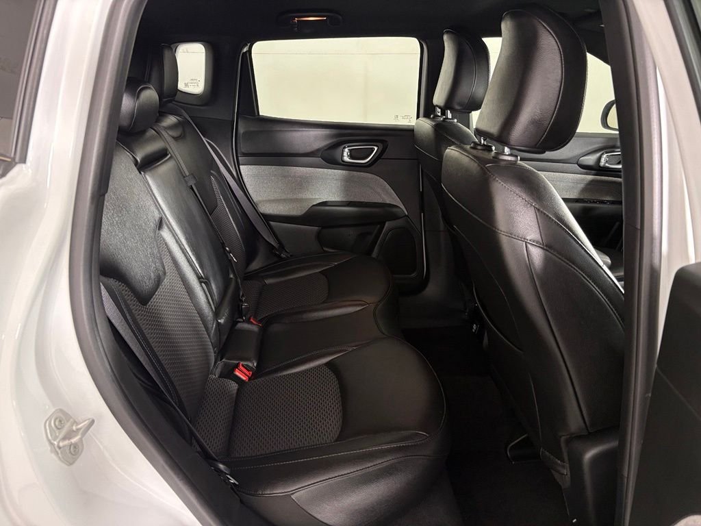 Used 2024 White Jeep Latitude image 38