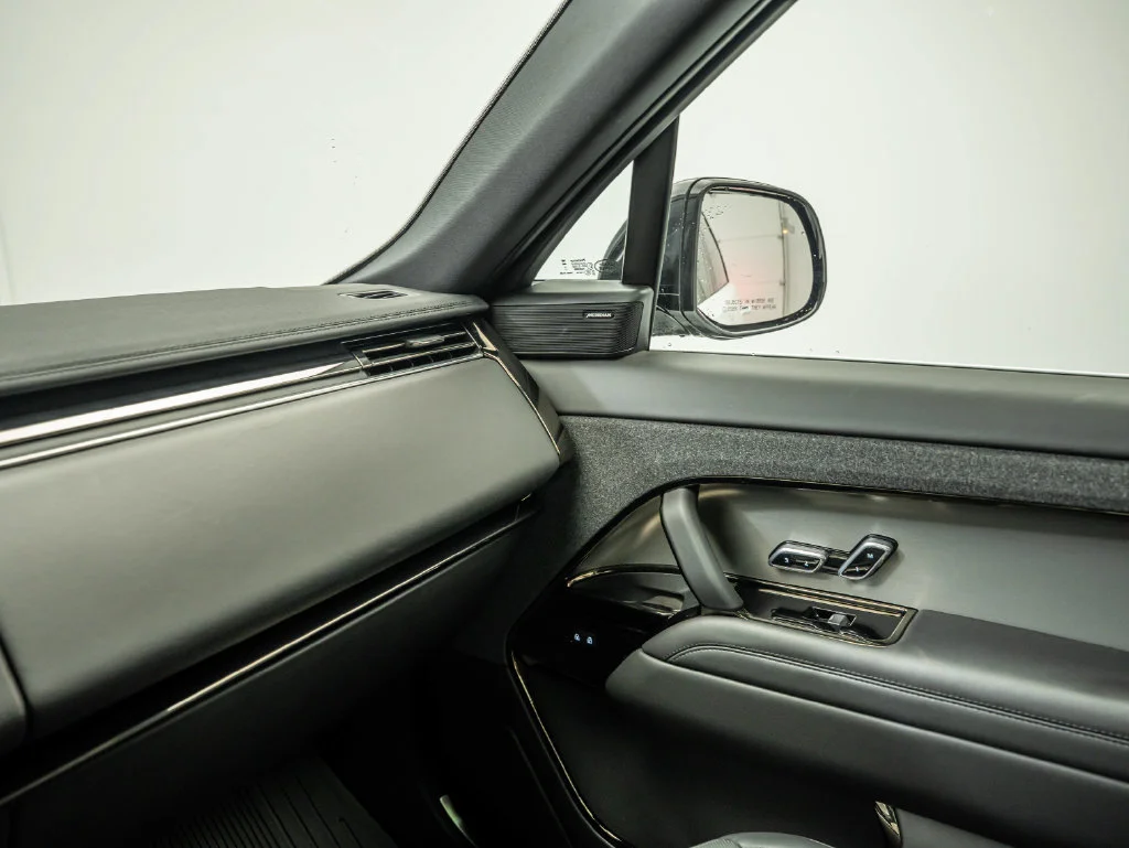 Used 2026 Fuji White Land Rover SE image 38