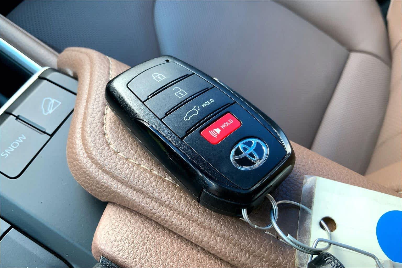 Used 2026 Wind Chill Pearl Toyota Platinum image 15
