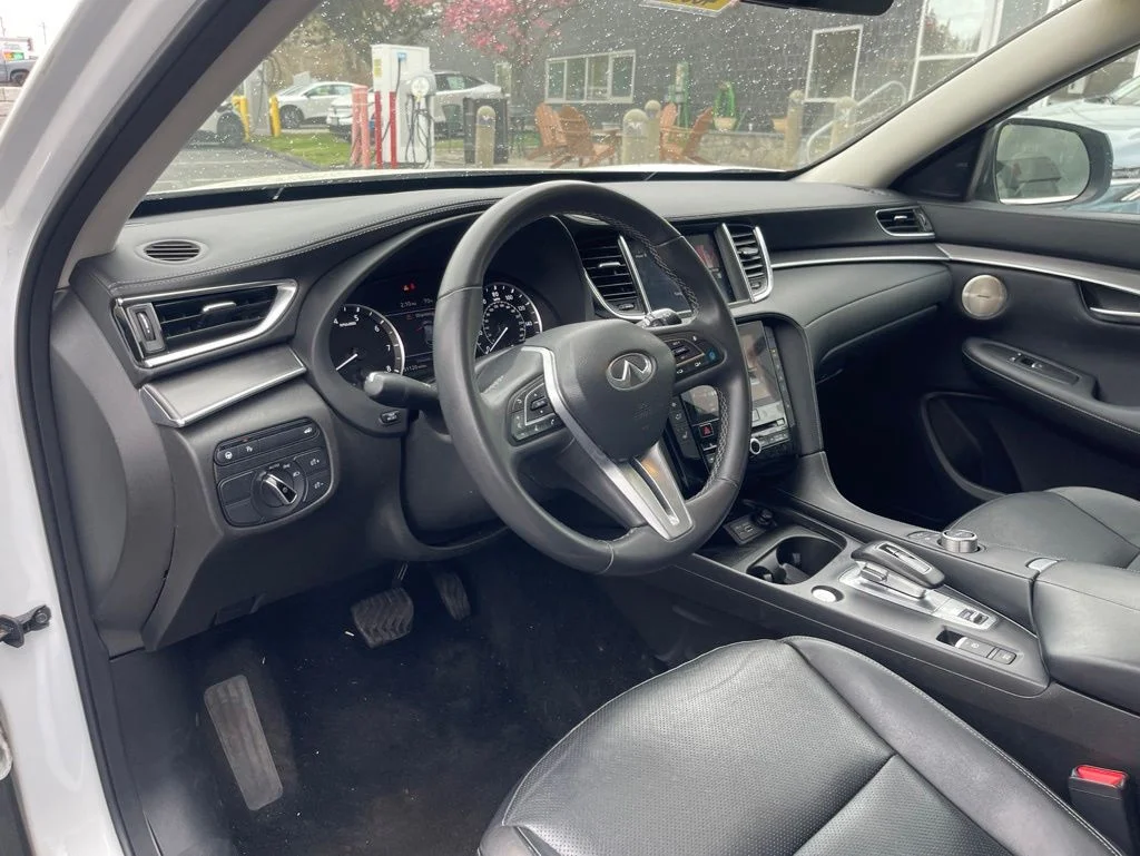 Used 2023 White INFINITI LUXE image 9