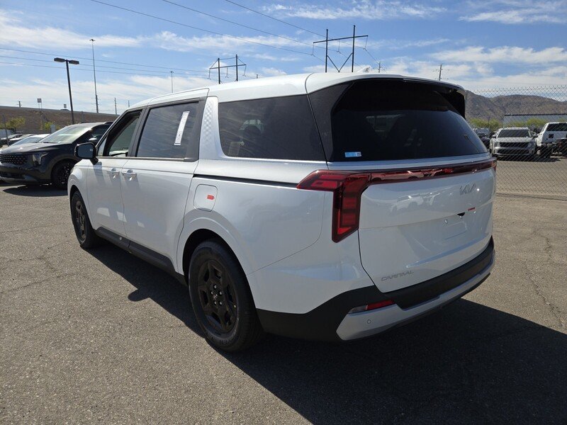 New 2026 Snow White Pearl Kia LXS image 4