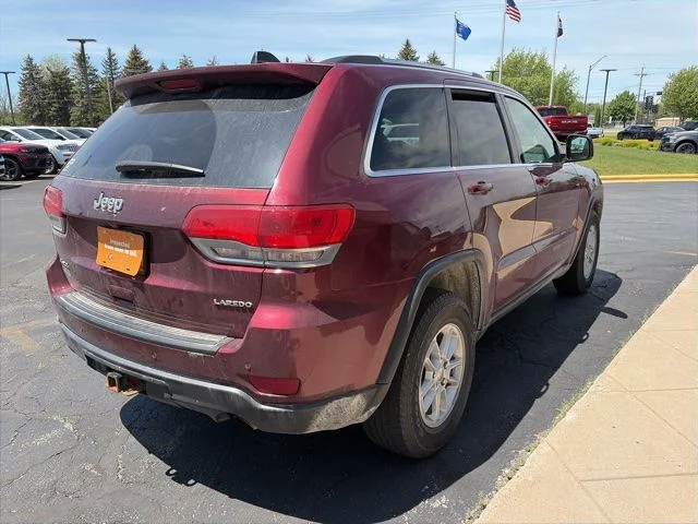 Used 2018 Velvet Red Pearlcoat Jeep Laredo image 7