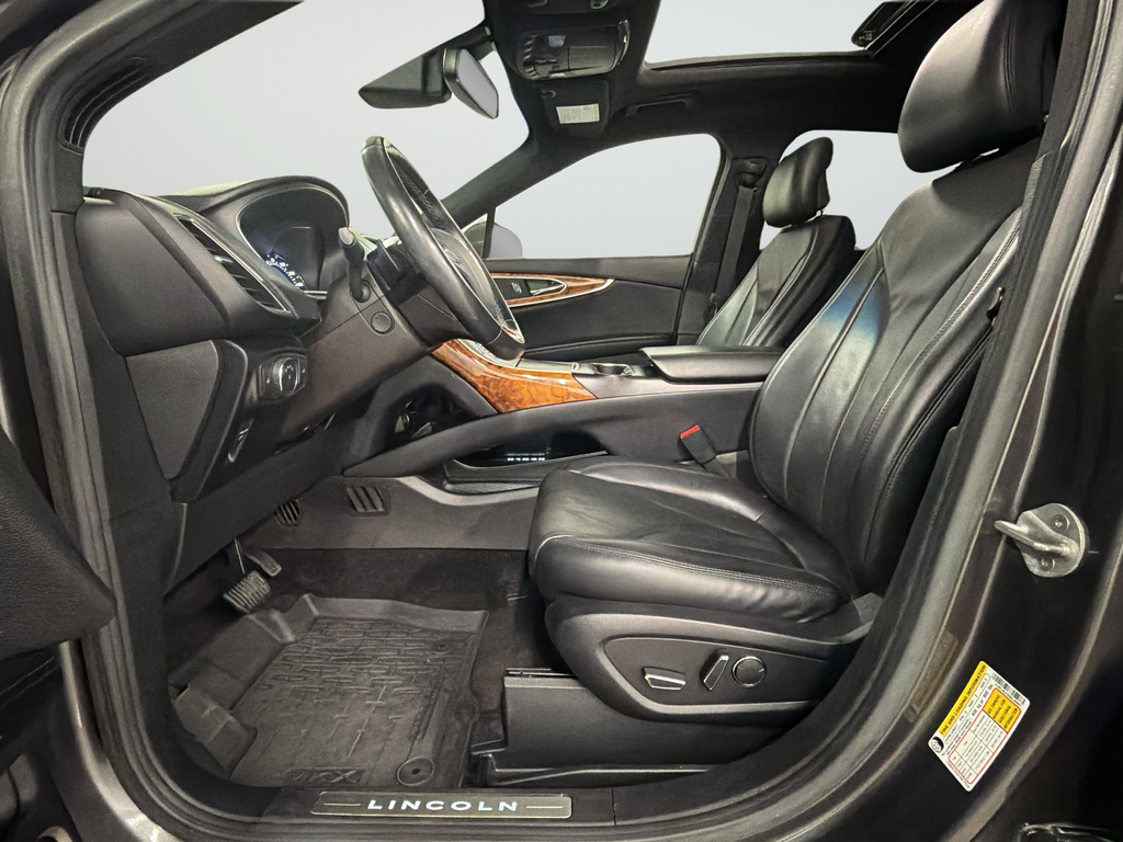 Used 2017 Gray Lincoln Reserve image 9