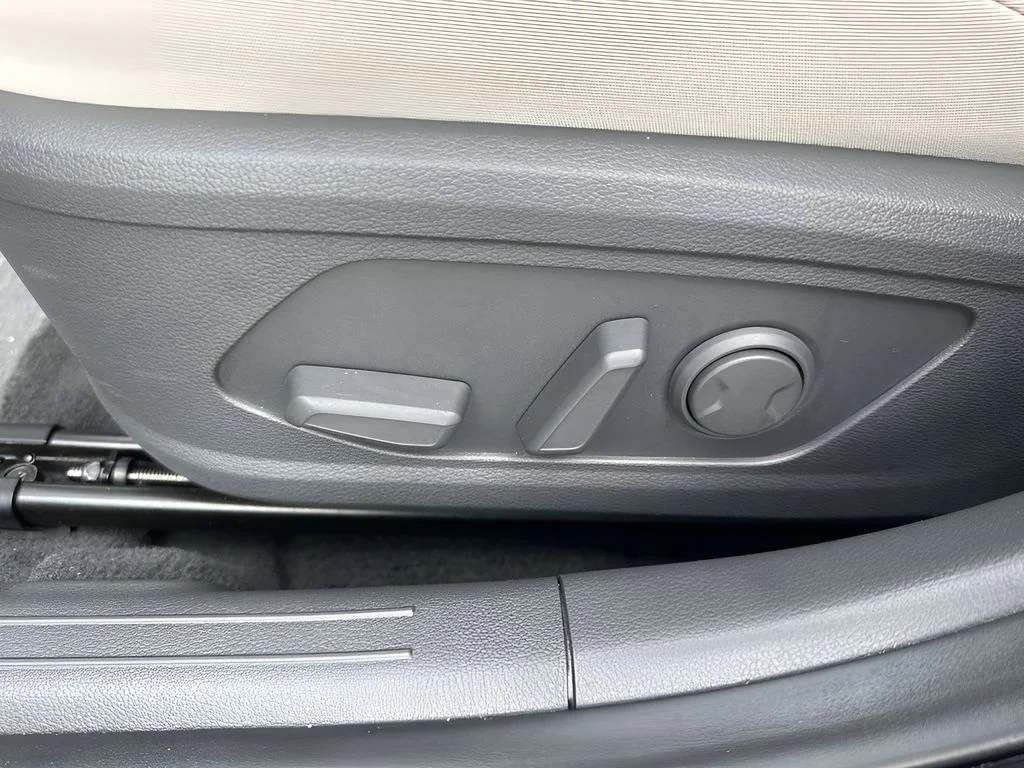 Used 2025 Gray Hyundai SEL image 10