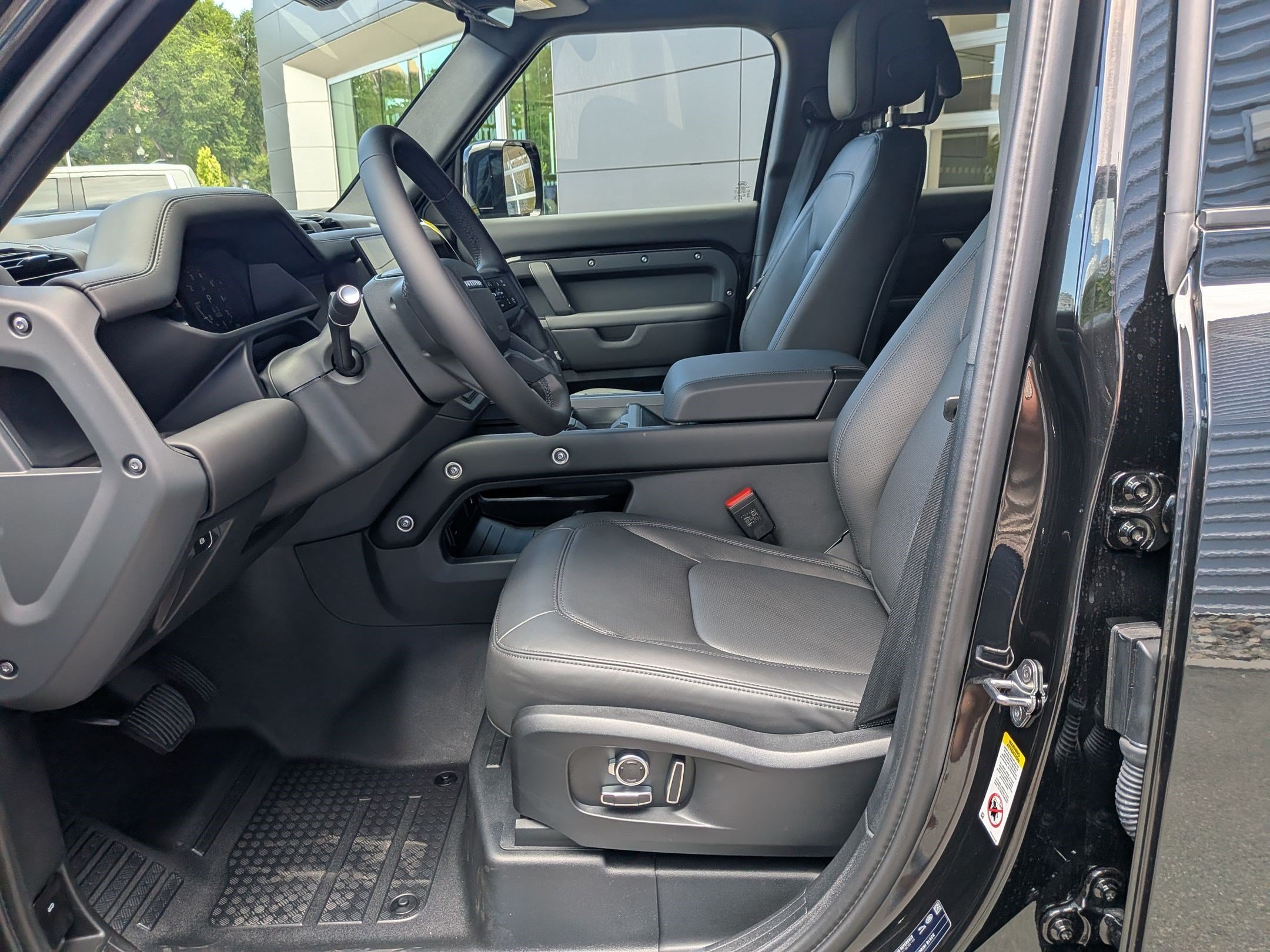 New 2026 Santorini Black Land Rover P400 X-Dynamic SE image 24