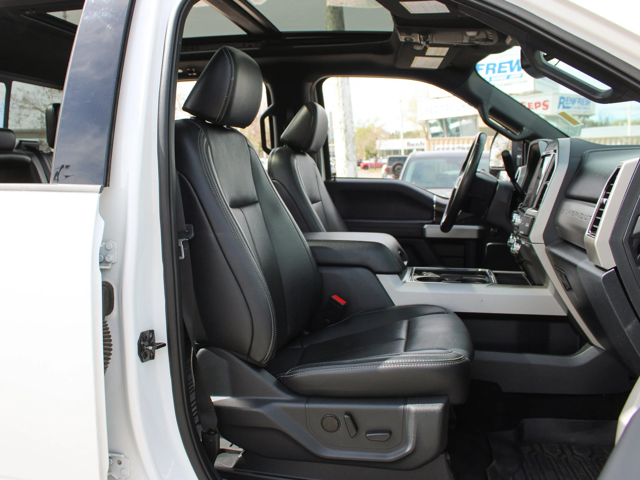 Used 2022 White Ford LARIAT * V8 Diesel | Heated/Vented Seats | Tonneau Cover | Apple CarPlay | Remote Start image 14