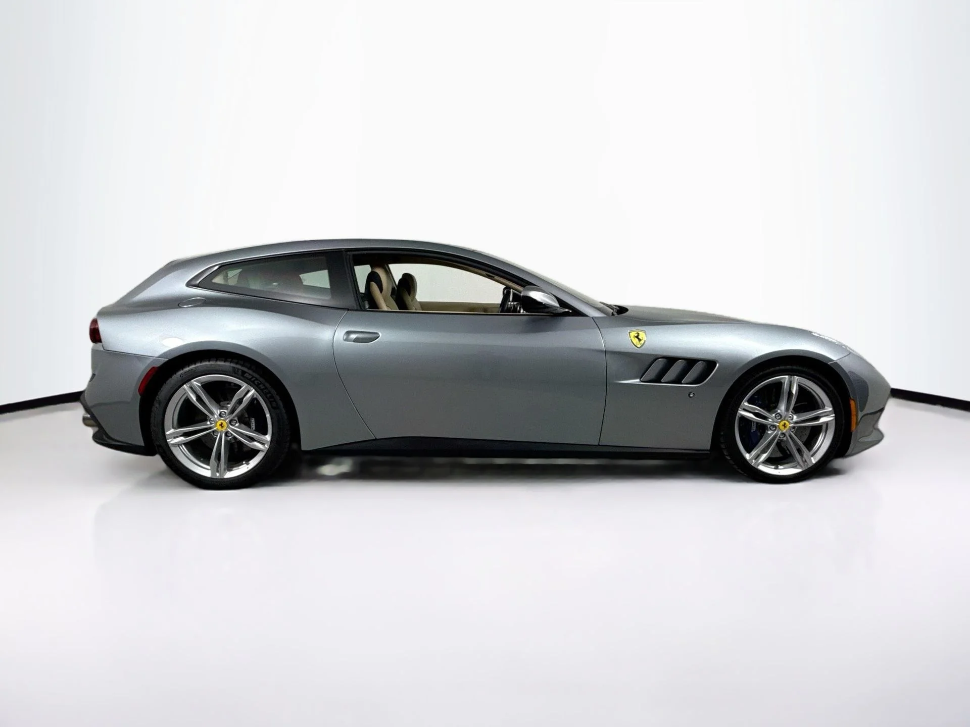 Certified Used 2018 Grigio Titanio Metall Ferrari V12 image 8