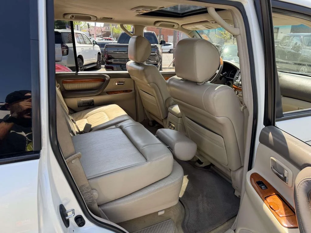 Used 2004 White Lexus 470 image 17