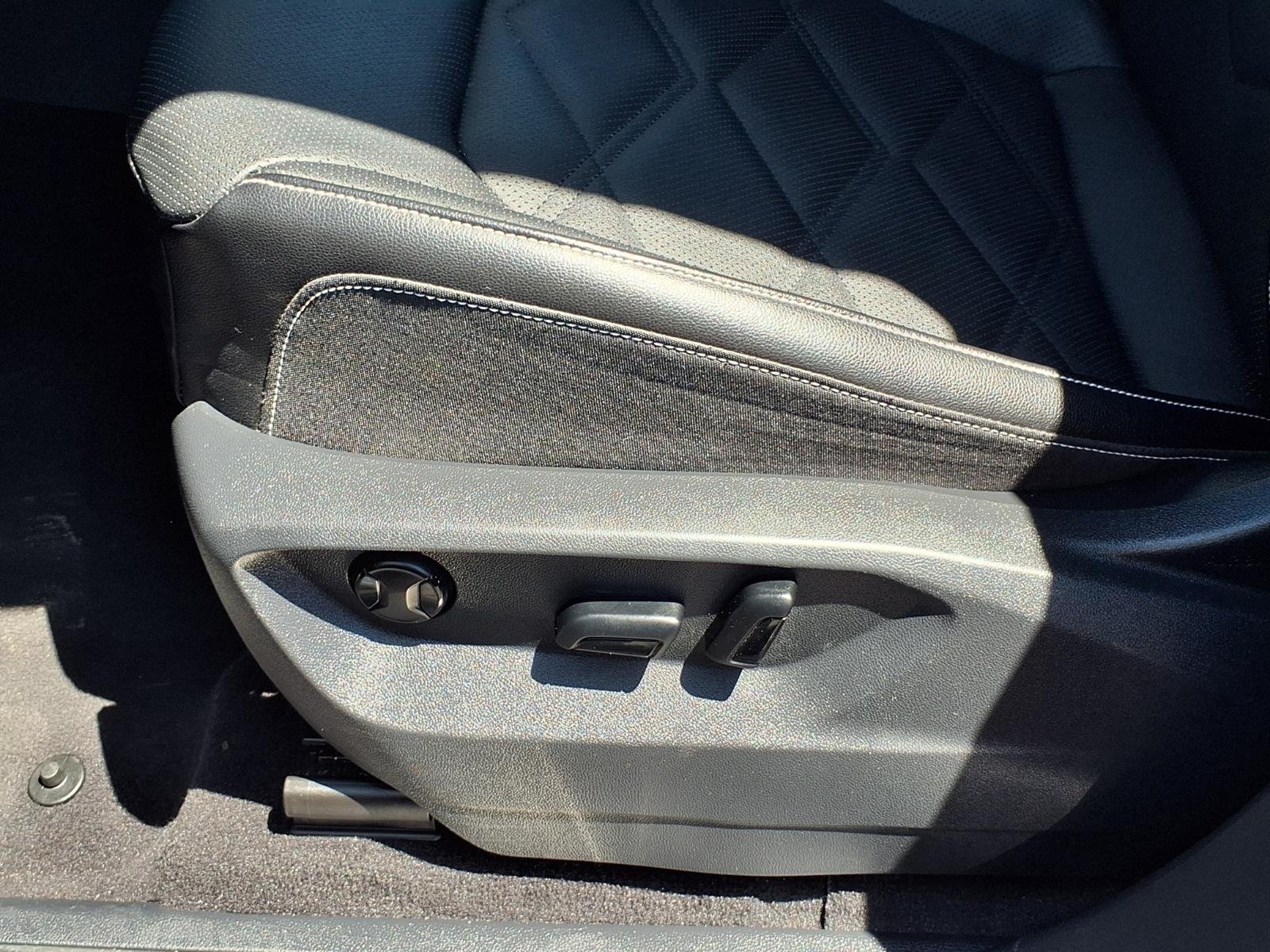 Certified Used 2025  Volkswagen SE image 4