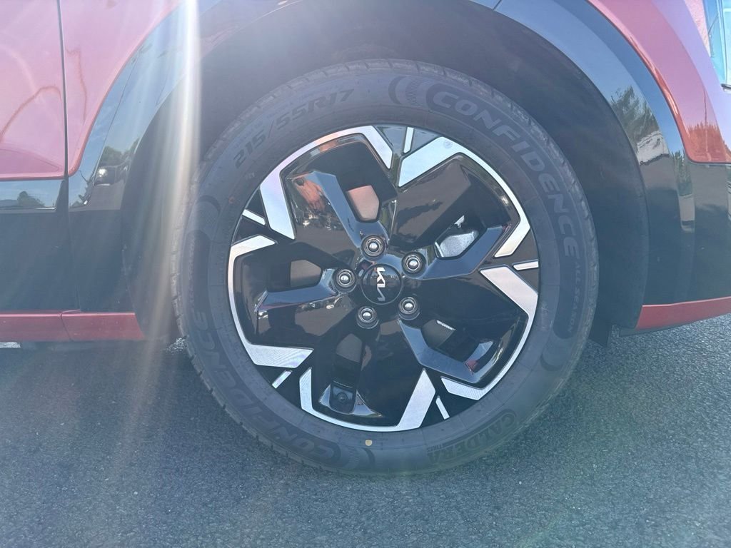 Used 2023 Fire Orange Kia Wind image 25