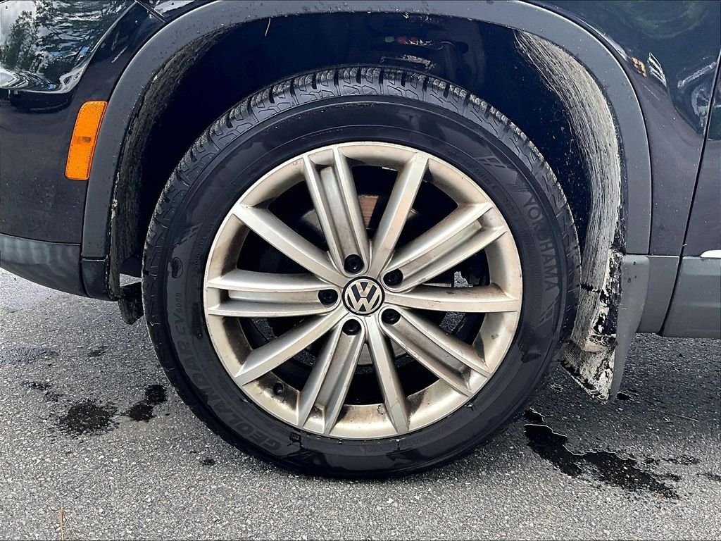 Used 2016 Black Volkswagen SE image 7