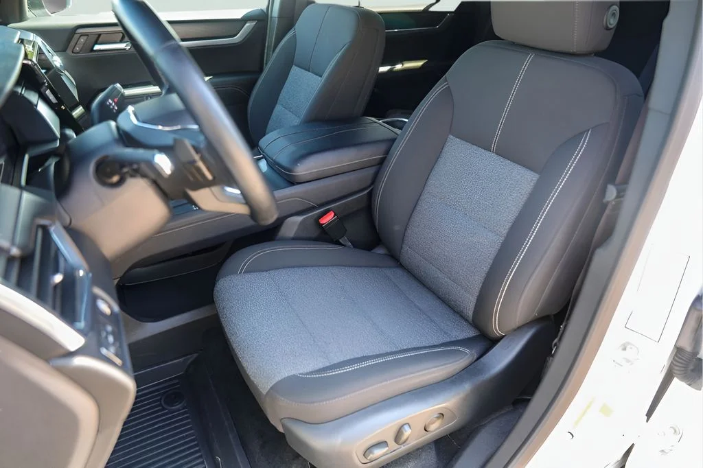 Used 2025 White GMC Elevation image 10