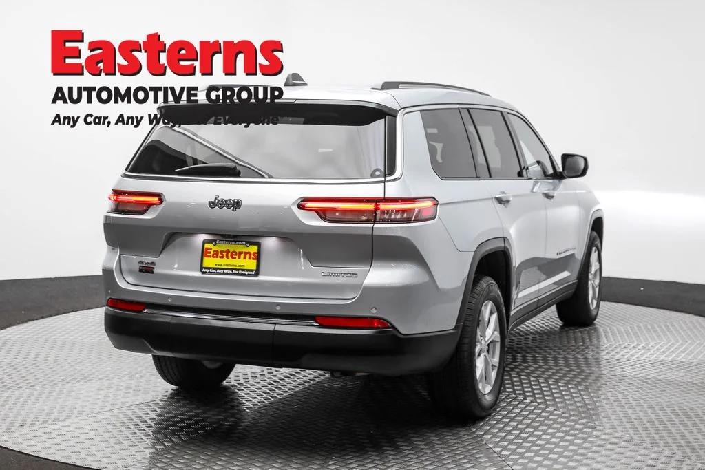 Used 2023 Silver Jeep Limited image 5