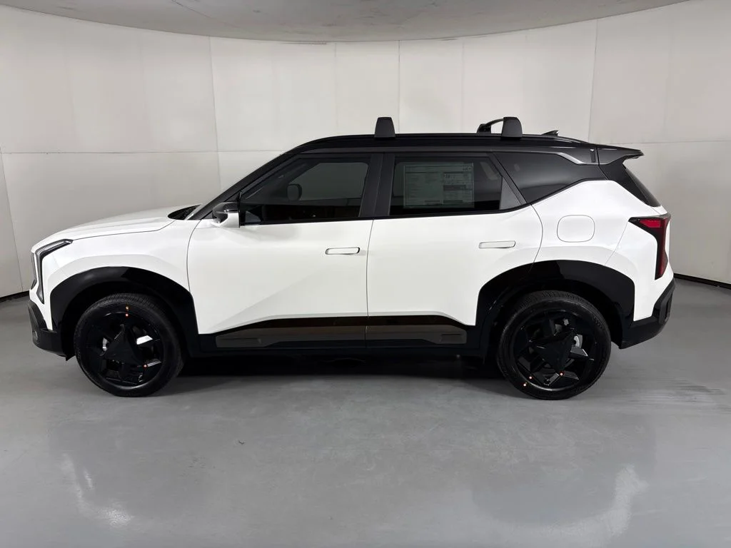 New 2027 Snow White Pearl / Black Roof Kia X-Line image 5