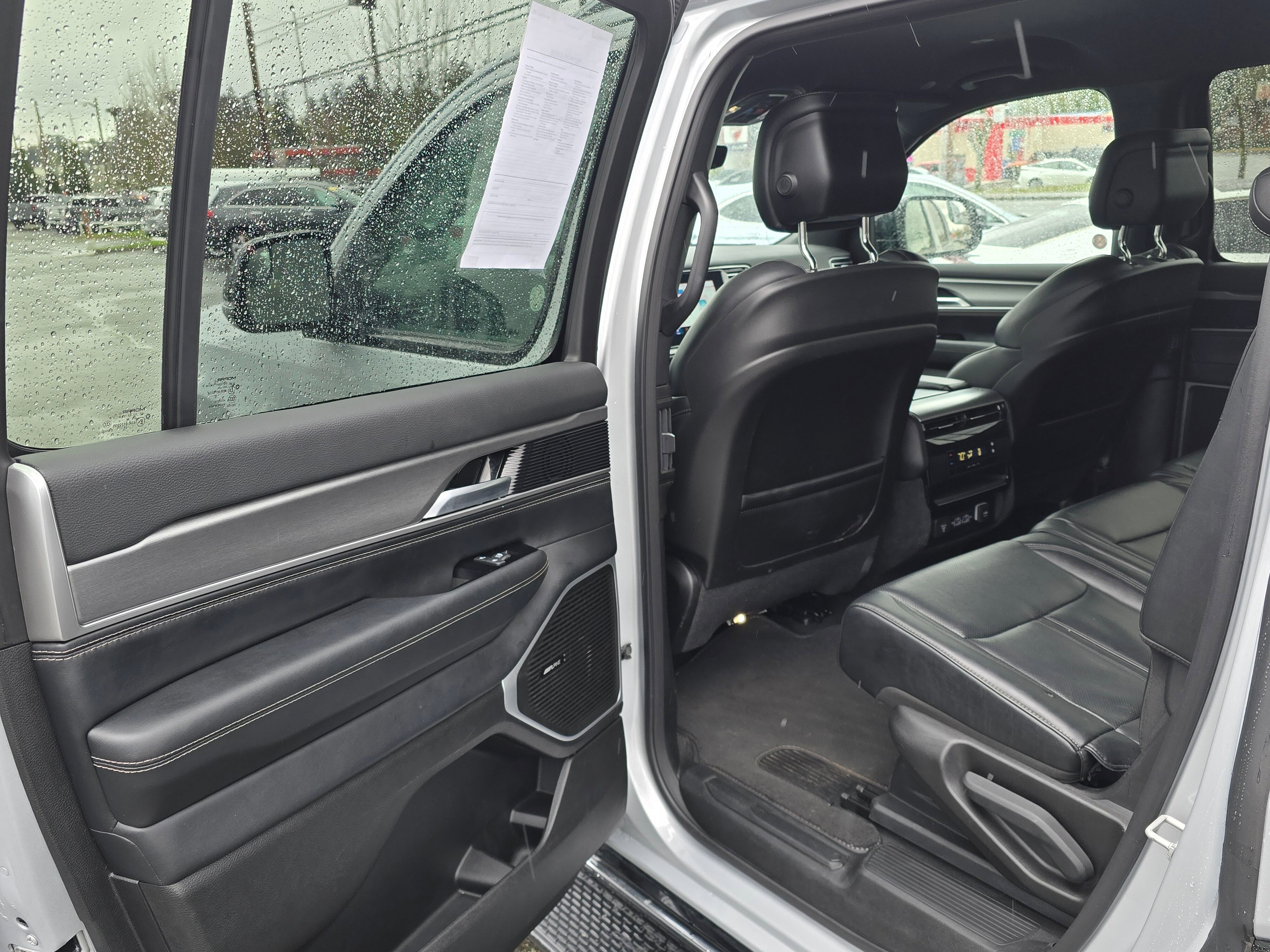Used 2025  Jeep NA image 15