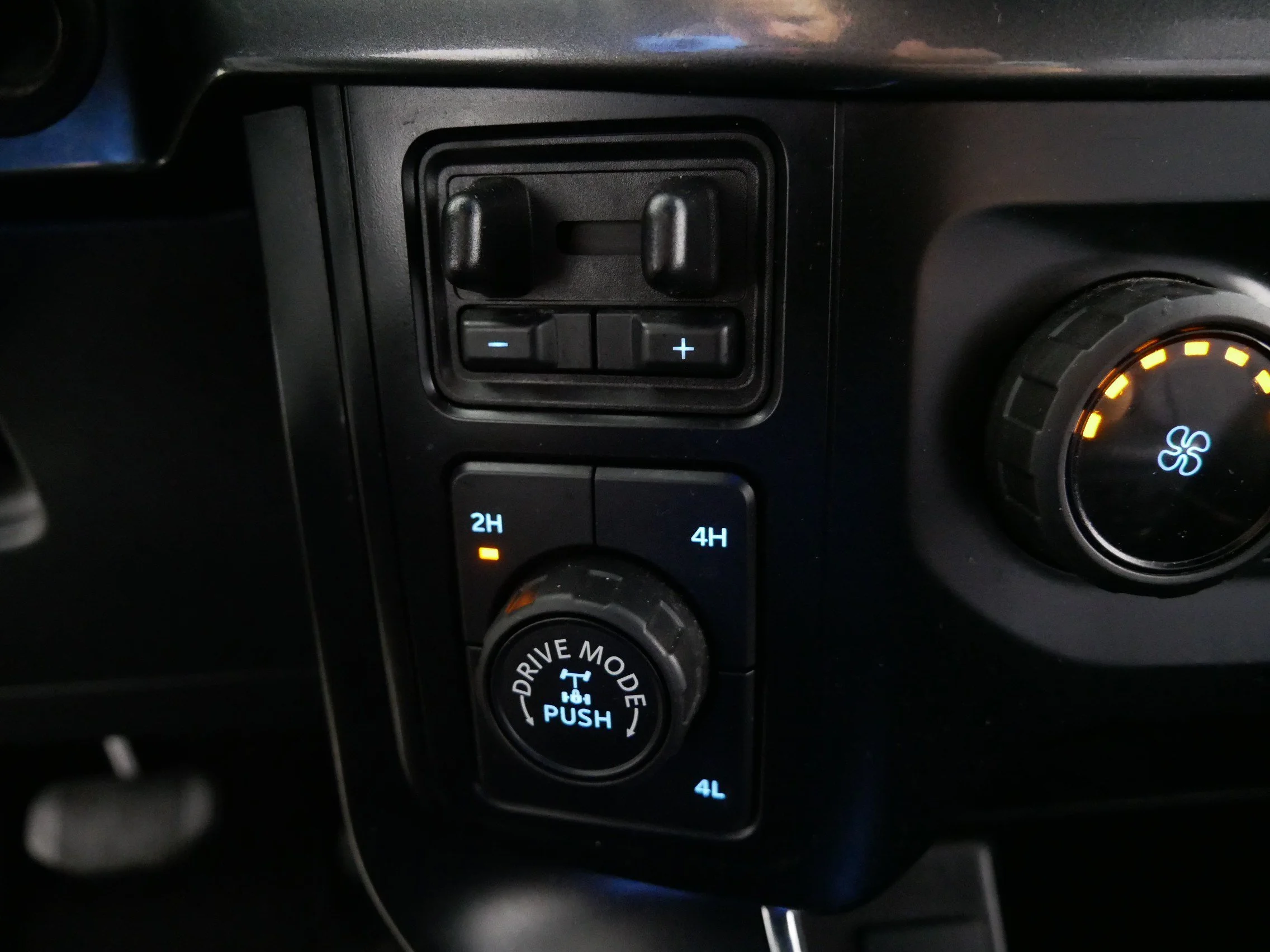 Used 2023 Agate Black Metallic Ford XLT image 29