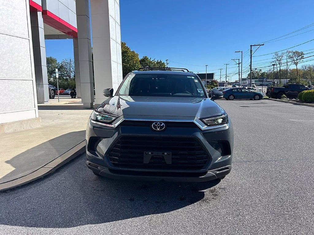 Used 2024 White Toyota XLE image 3