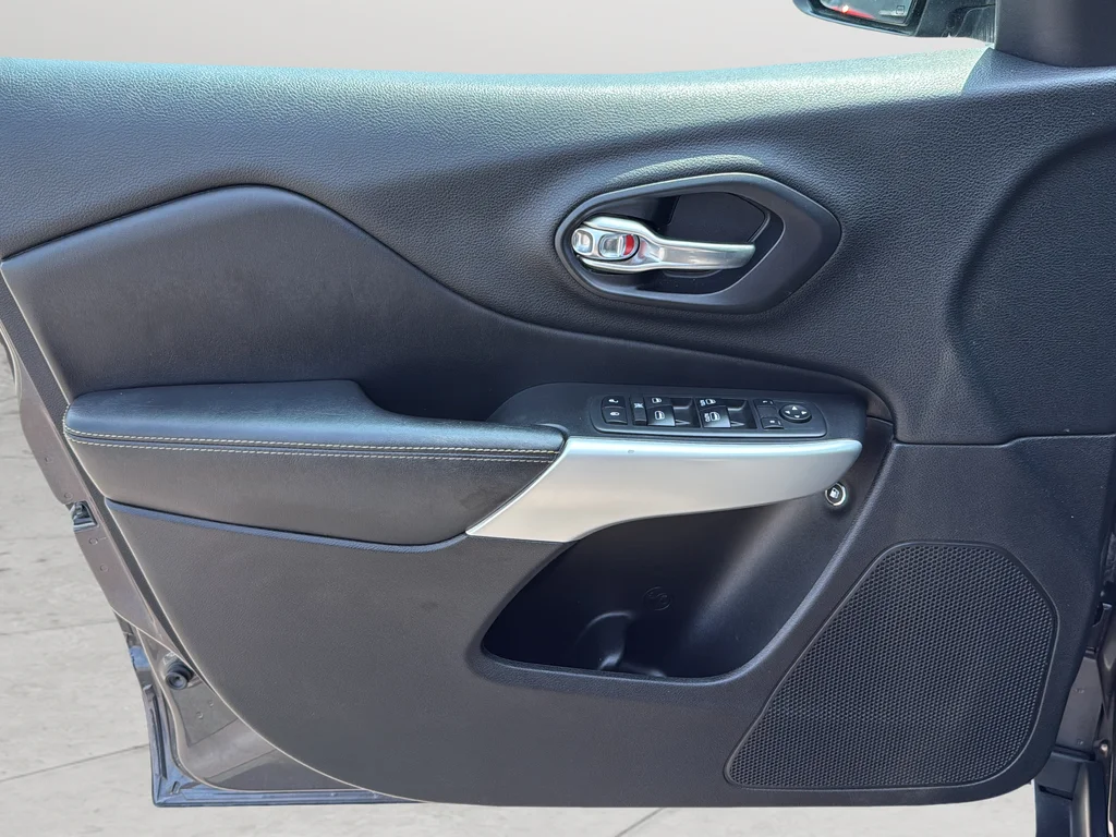 Used 2018 Gray Jeep Latitude Plus image 28