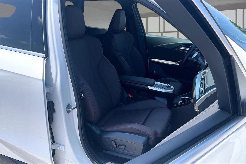 Used 2025 White BMW xDrive28i image 7