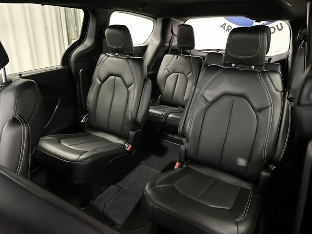 Used 2025 Black Chrysler Select image 27