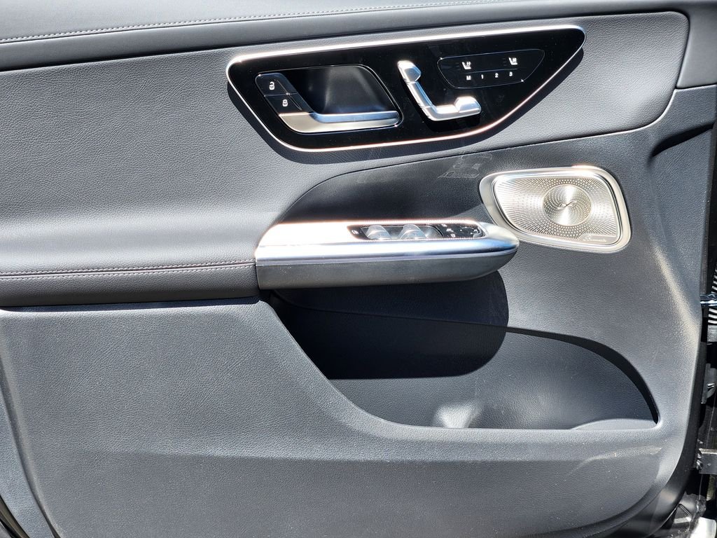 New 2026 MANUFAKTUR Graphite Grey Magno Mercedes-Benz GLC300 4MATIC® image 12