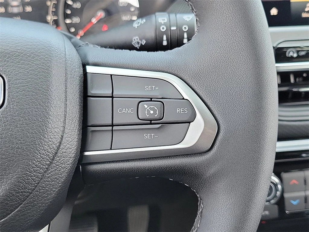 New 2026 Diamond Black Crystal Pearl-Coat Exterior Paint Jeep Latitude image 6