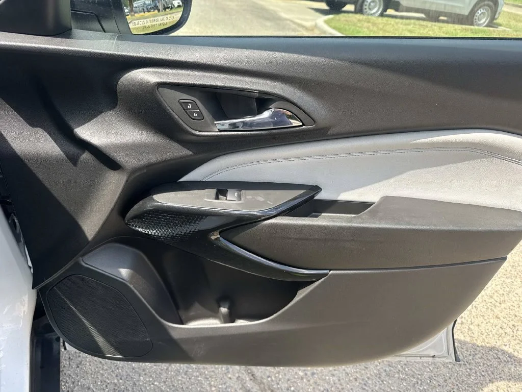Used 2025 White Chevrolet LT image 17