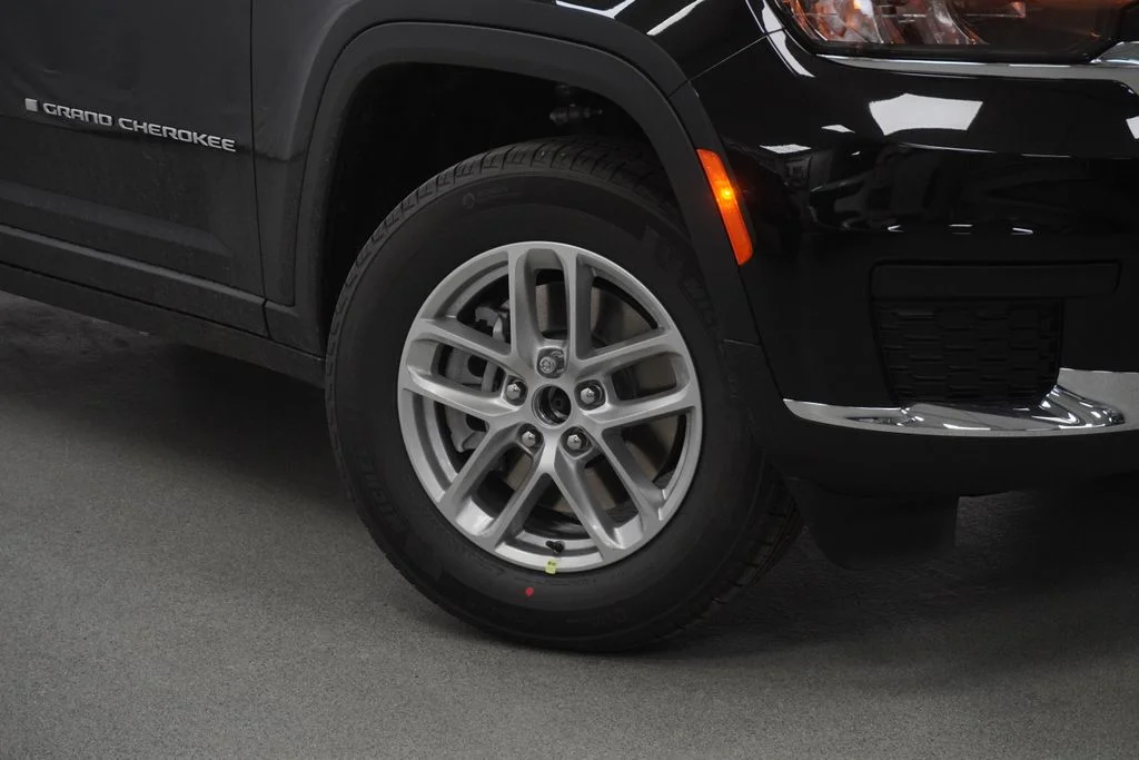 New 2026 Diamond Black Crystal Pearlcoat Jeep Laredo image 4