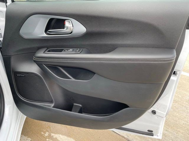 New 2026 Bright White Clearcoat Chrysler Limited image 10