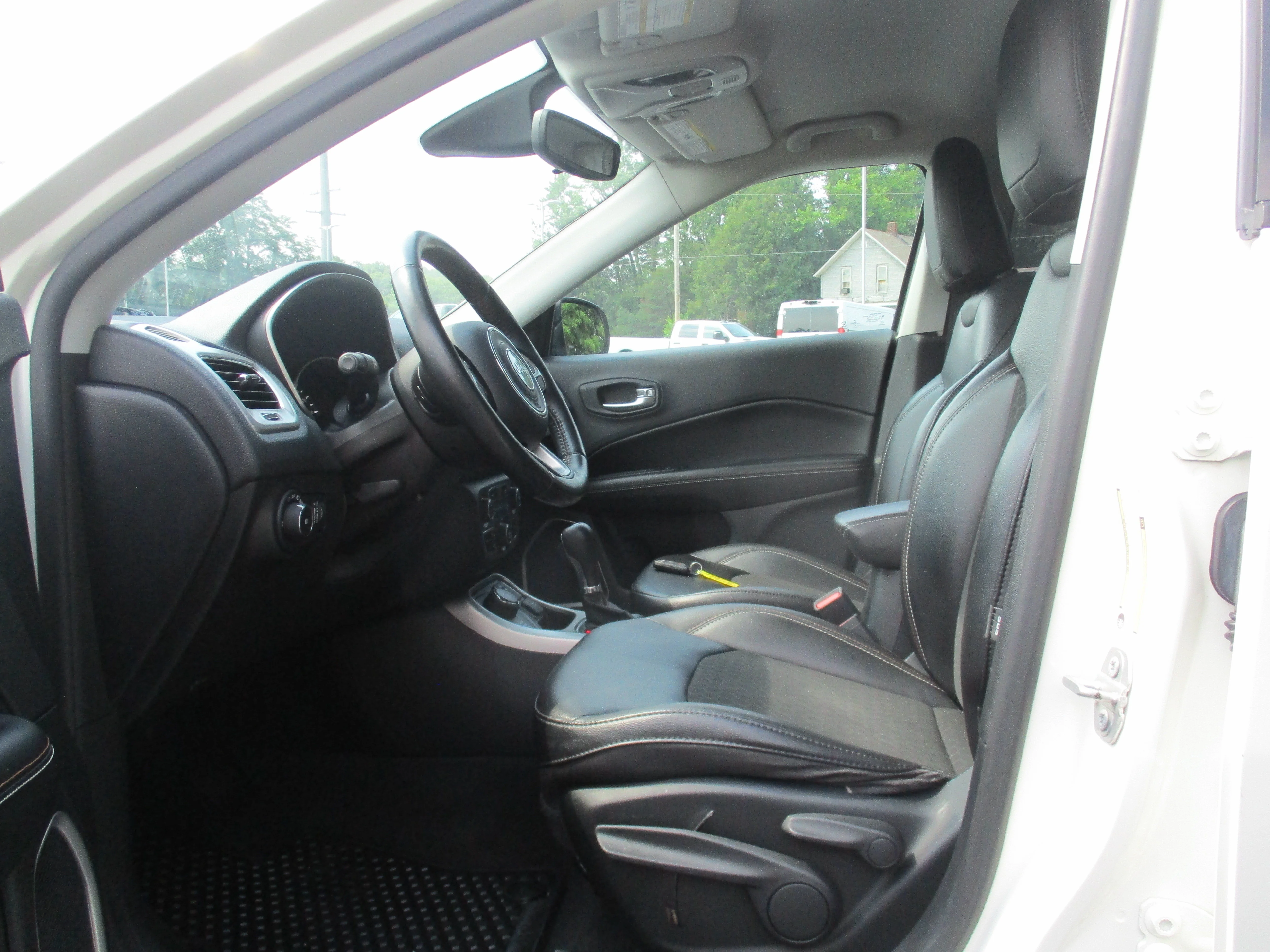 Used 2020 White Clearcoat Jeep Latitude image 27