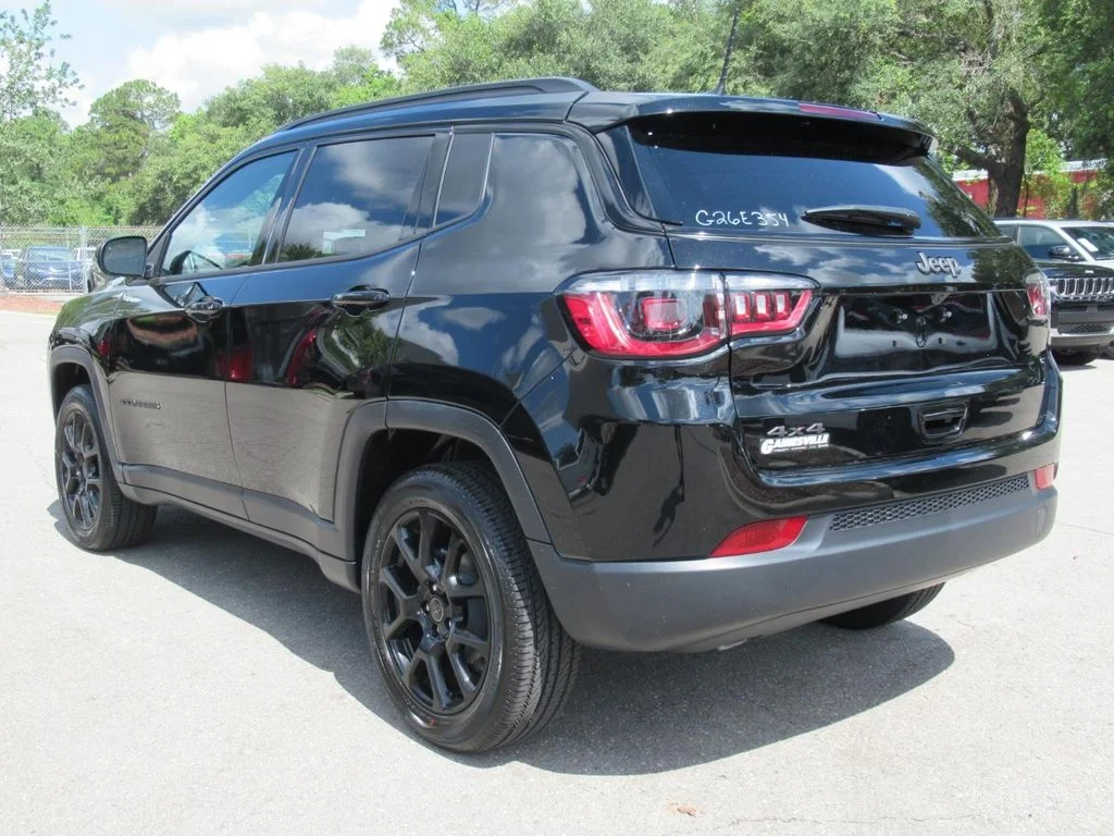 New 2026 Diamond Black Crystal Pearl-Coat Exterior Paint Jeep Latitude Altitude image 5