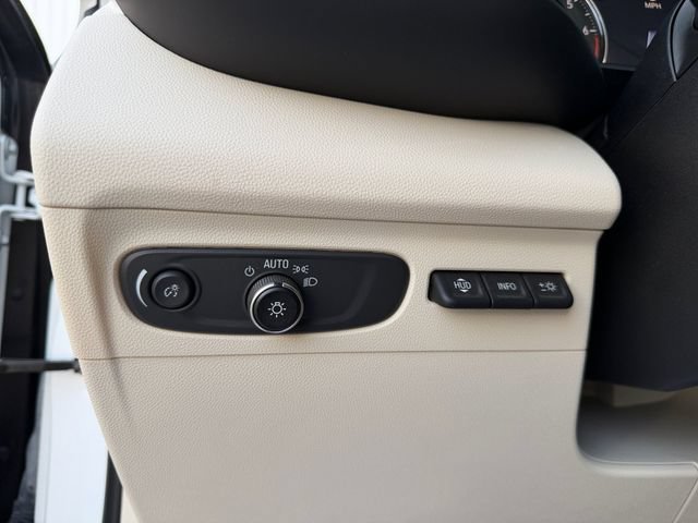 Used 2023 WHITE FROST TRICOAT Buick Avenir image 31