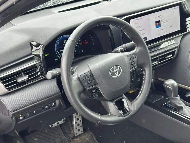Used 2025  Toyota SE image 2