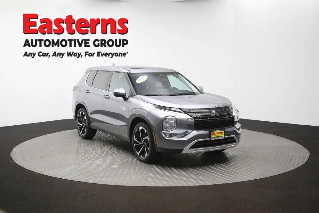 Used 2023 Silver Mitsubishi SE image 115