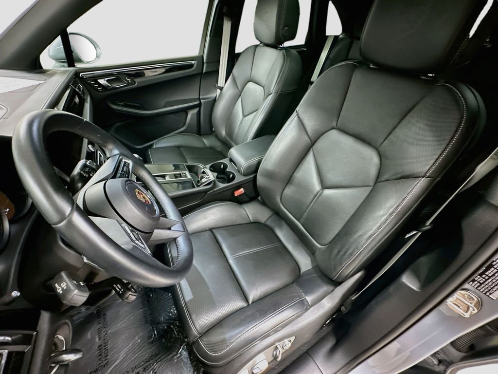 Used 2025  Porsche  image 5