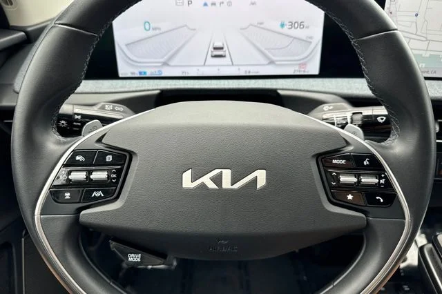 Used 2024 White Kia Wind image 27