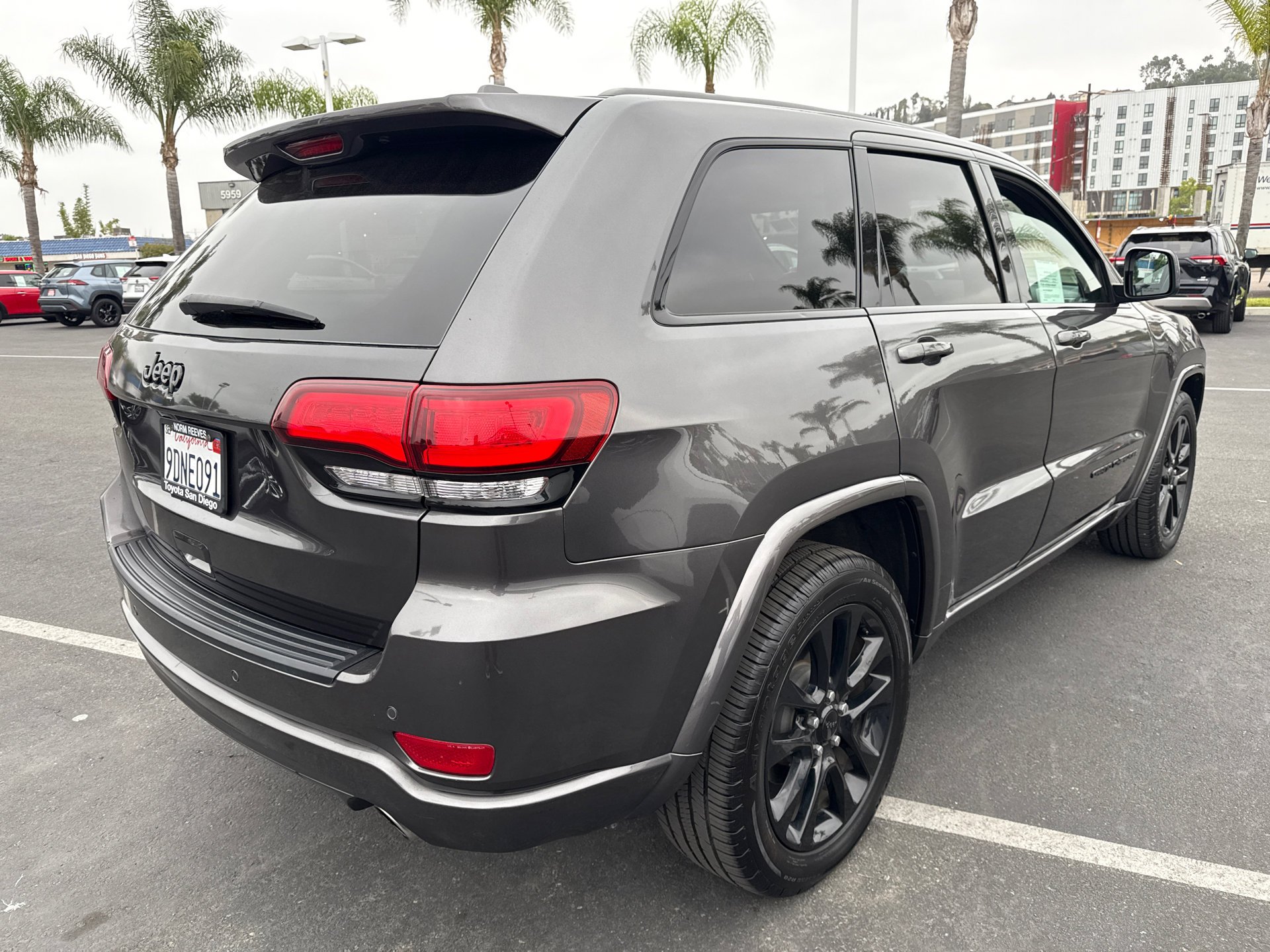 Used 2019 Granite Crystal Metallic Clearcoat Jeep Altitude image 10