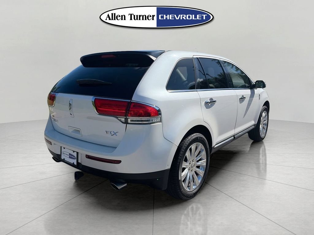 Used 2013 White Lincoln Base image 4
