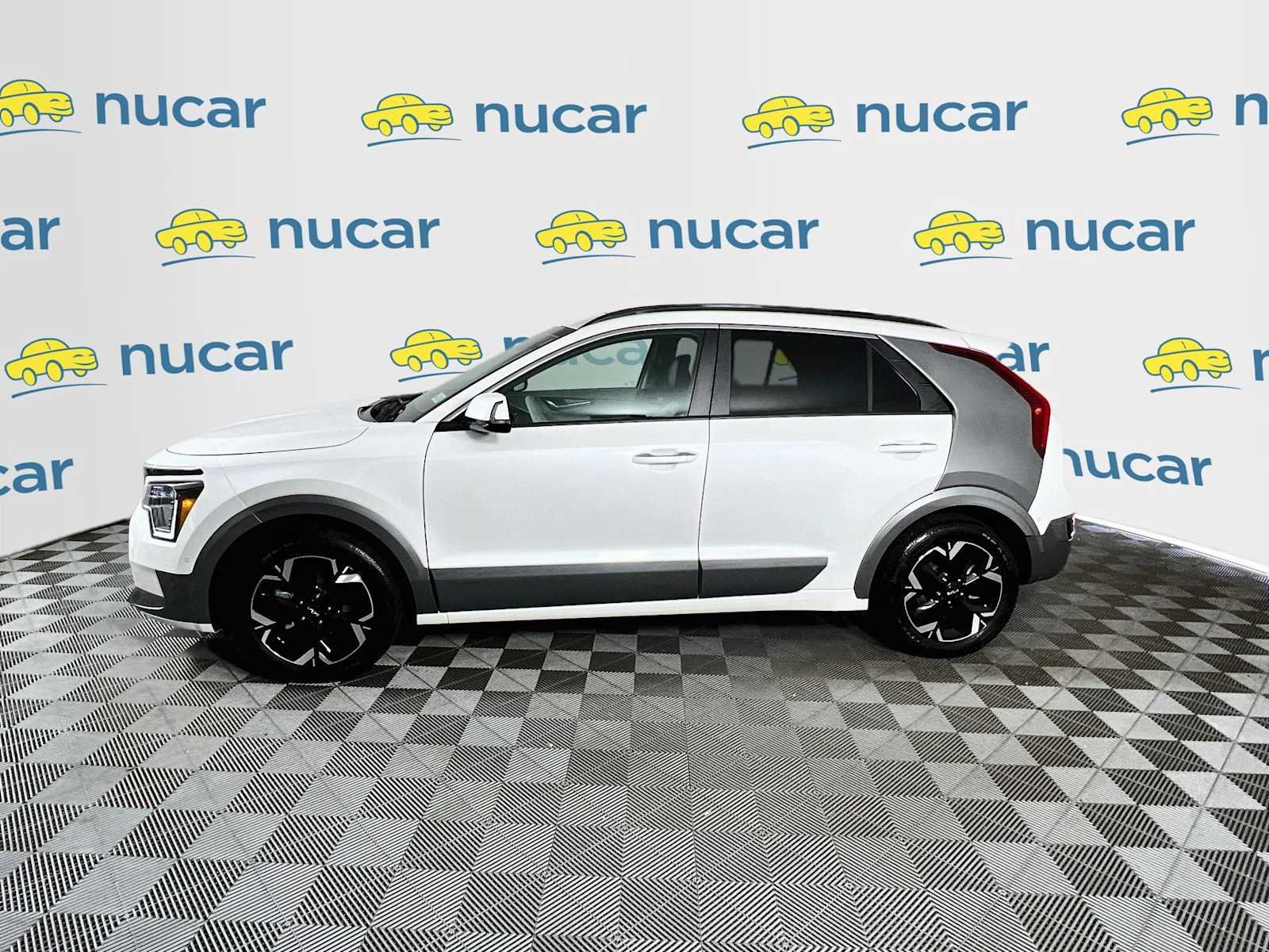 Used 2025 Snow White Pearl Kia Wave image 4