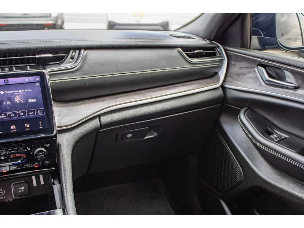 Used 2024 Diamond Black Crystal Pearlcoat Jeep Limited image 57