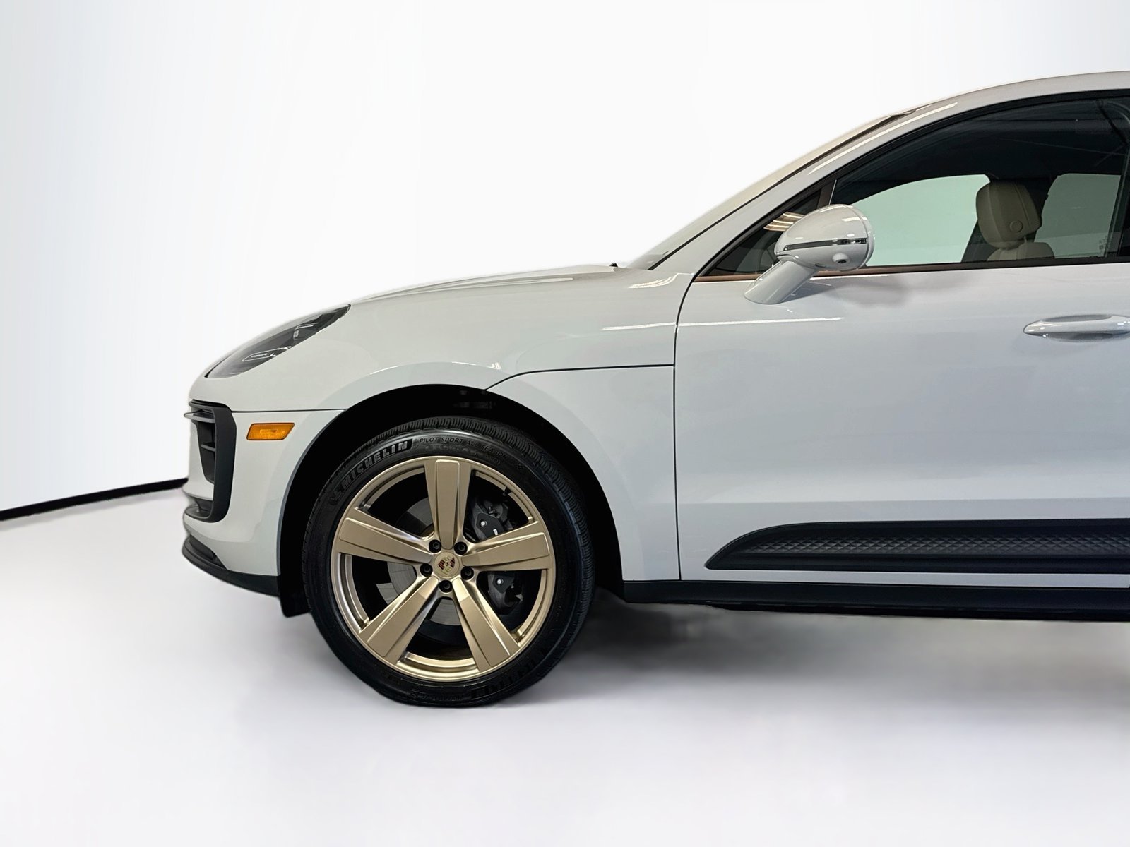 Used 2025 Chalk Porsche T image 27