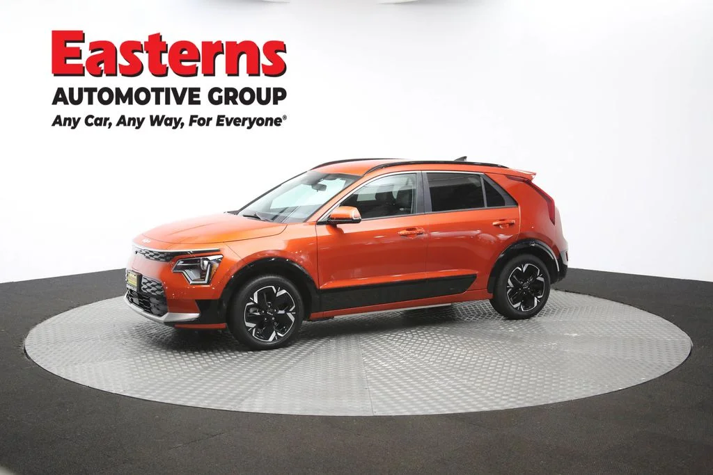 Used 2023 Red Kia Wind image 57