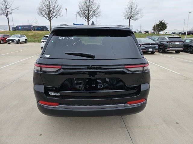 New 2026 Diamond Black Crystal Pearlcoat Jeep Laredo Altitude image 4